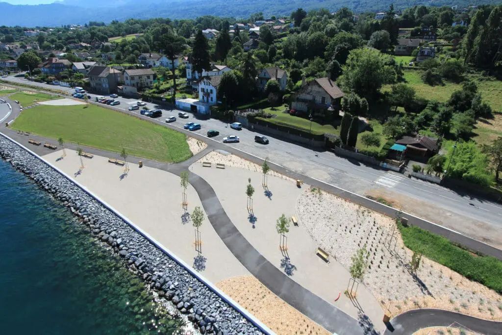 Vue aérienne de l'aménagement des berges du lac Léman à Maxilly-sur-Léman