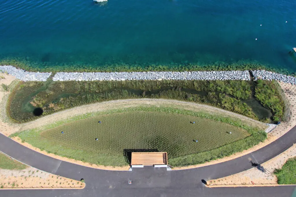 Vue aérienne d'un bassin de rétention d'eau aménagé en bord de lac