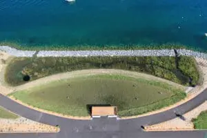 Vue aérienne d'un bassin de rétention d'eau aménagé en bord de lac