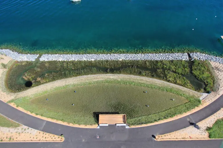 Vue aérienne d'un bassin de rétention d'eau aménagé en bord de lac