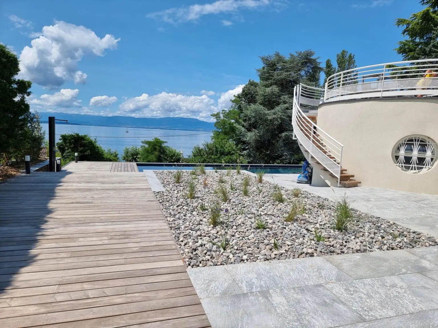 Terrasse en bois avec vue panoramique sur le lac Léman, piscine et jardin paysager à Évian-Les-Bains