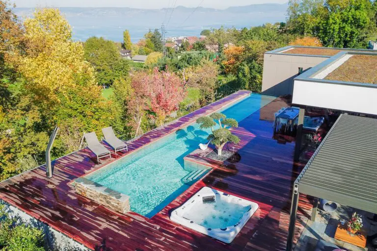 Piscine à débordement avec vue panoramique sur le lac Léman, terrasse en bois et jacuzzi à Évian-Les-Bains en Haute-Savoie (74)