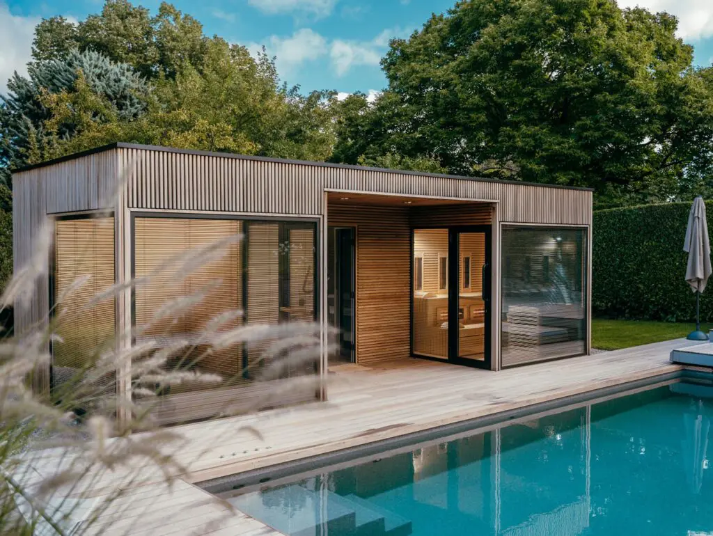 Pool house en bois avec piscine et jardin paysager à Neuvecelle en Haute-Savoie (74)