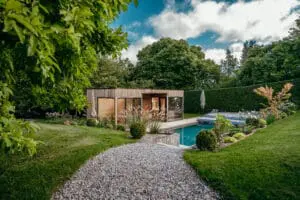 Pool house en bois avec piscine, terrasse et jardin paysager luxuriant à Neuvecelle en Haute-Savoie (74)
