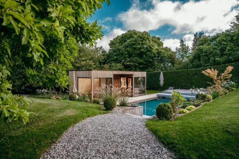 Pool house en bois avec piscine, terrasse et jardin paysager luxuriant à Neuvecelle en Haute-Savoie (74)