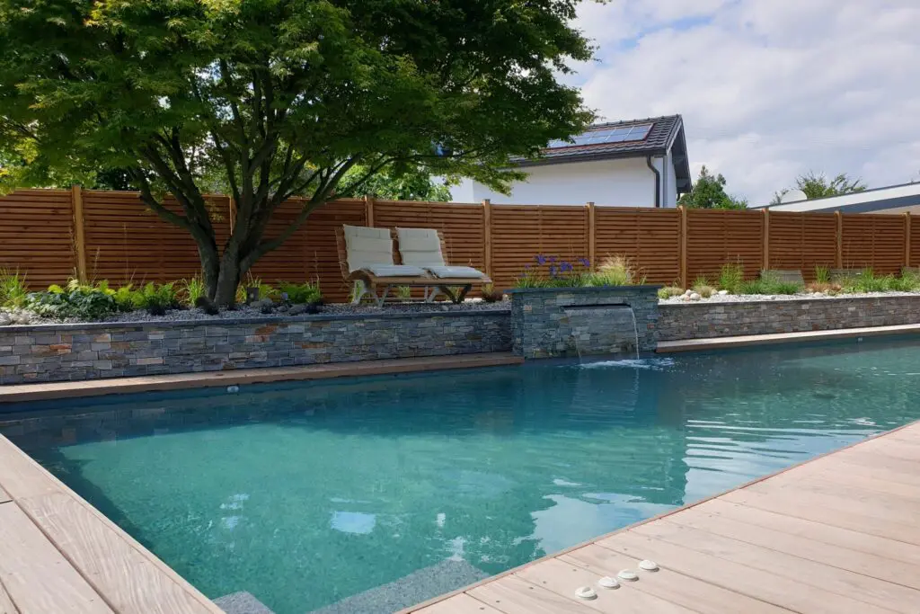 Piscine moderne avec aménagement paysager élégant, conçue par Pernollet Paysage à Évian-les-Bains et Thonon-les-Bains.