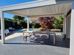 Installation d'une pergola bioclimatique par Pernollet Paysage