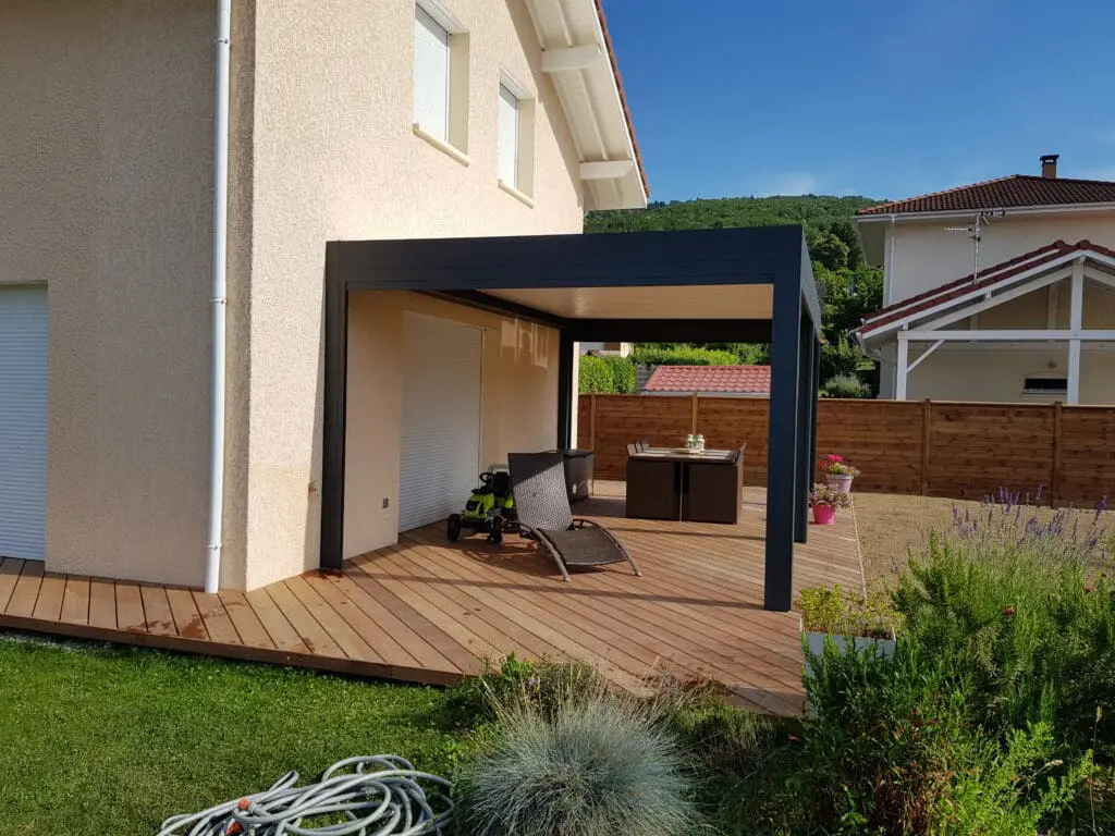 Pergola bioclimatique adossée avec éclairage intégré