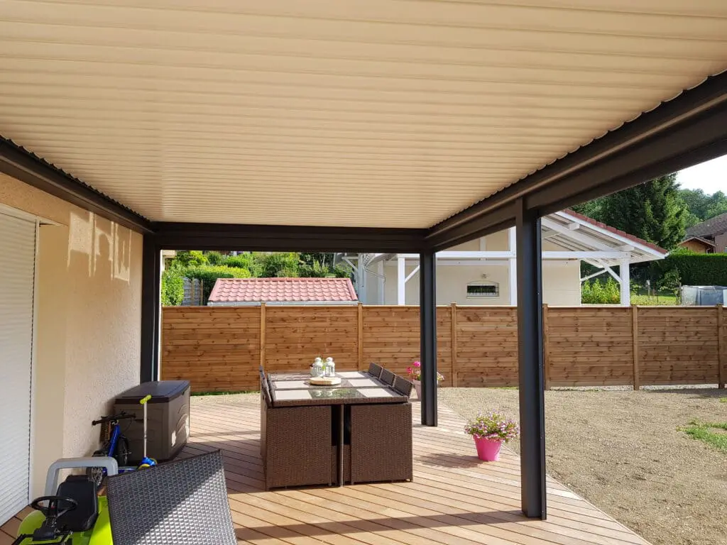 Pergola bioclimatique autoportée avec lames orientables