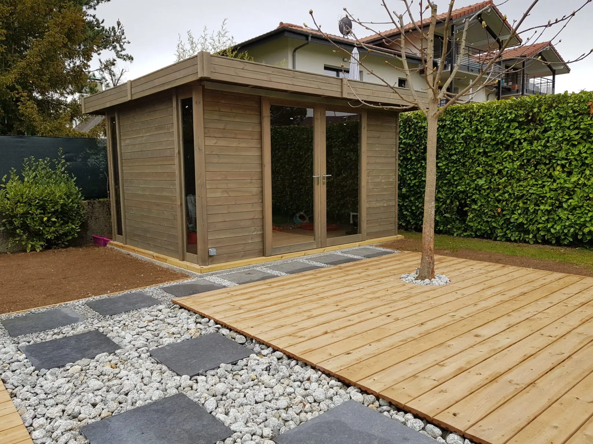 Terrasse en bois sur plusieurs niveaux avec escalier et pergola à Thonon-les-Bains