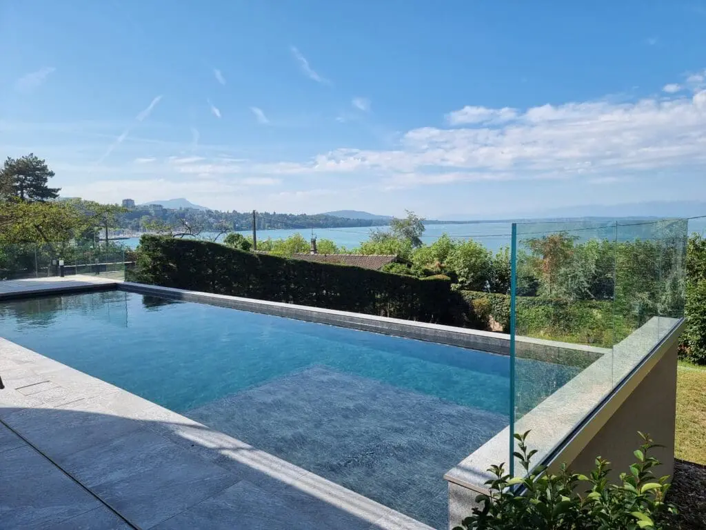 Réaménagement paysager avec piscine et terrasse en bois à Évian-Les-Bains