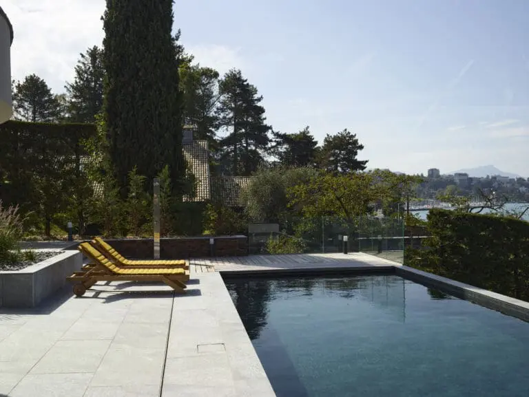 Réaménagement paysager avec piscine, terrasse et cuisine d'été à Évian-Les-Bains
