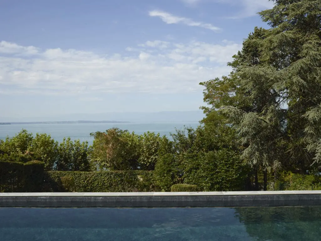 Réaménagement complet d'un jardin avec création d'une piscine moderne à Évian-Les-Bains