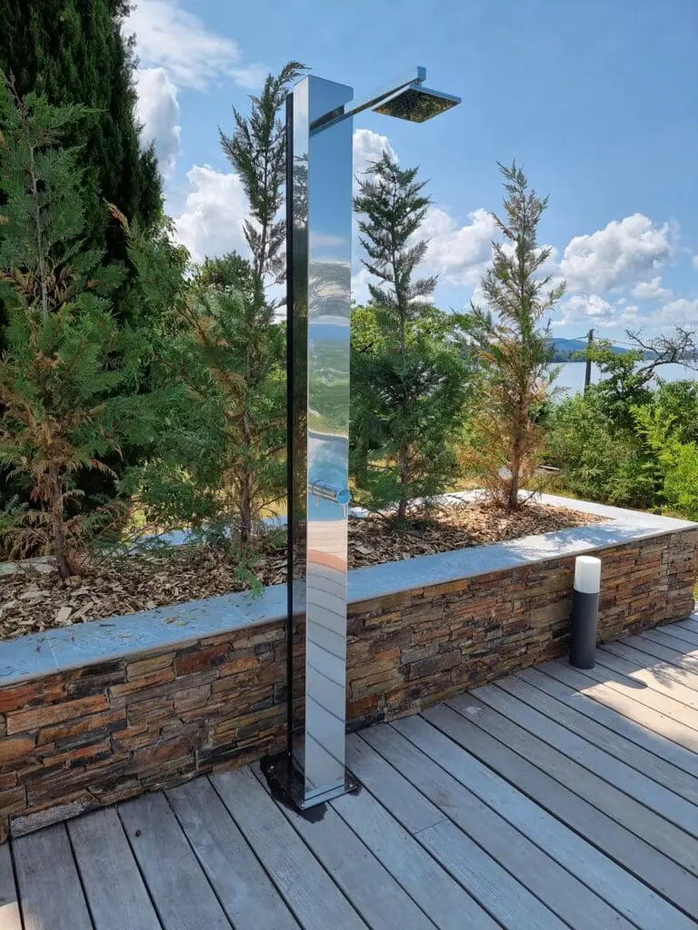 Douche extérieure design en acier inoxydable près d'une terrasse en bois à Évian-Les-Bains