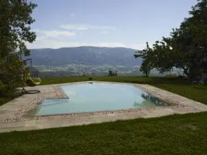 Piscine géométrique avec vue panoramique sur les montagnes à Ballaison en Haute-Savoie (74)