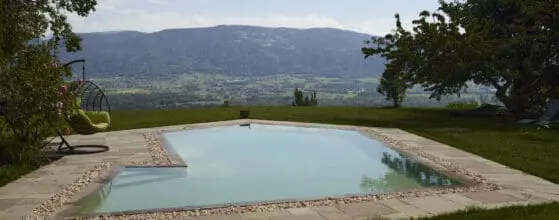 Piscine géométrique avec vue panoramique sur les montagnes à Ballaison en Haute-Savoie (74)