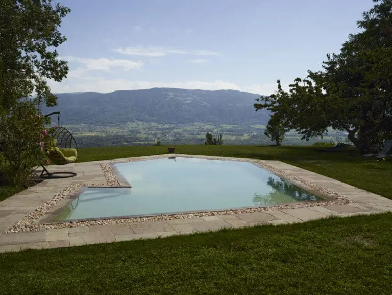 Piscine géométrique avec vue panoramique sur les montagnes à Ballaison en Haute-Savoie (74)