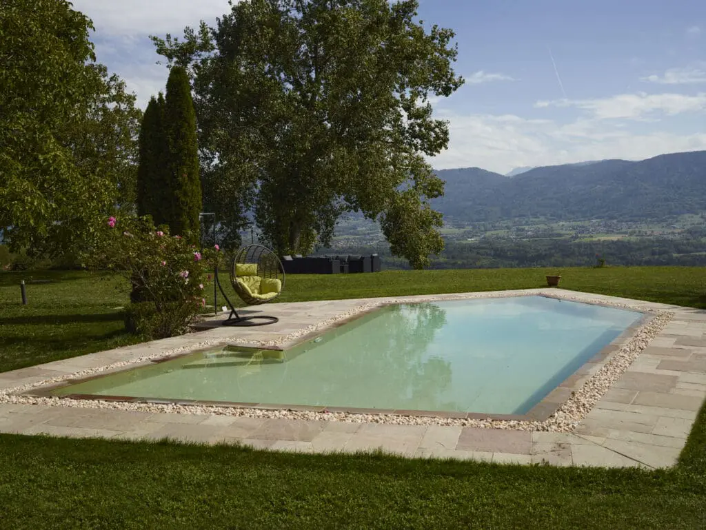 Piscine à débordement avec vue panoramique sur les montagnes à Ballaison en Haute-Savoie (74)