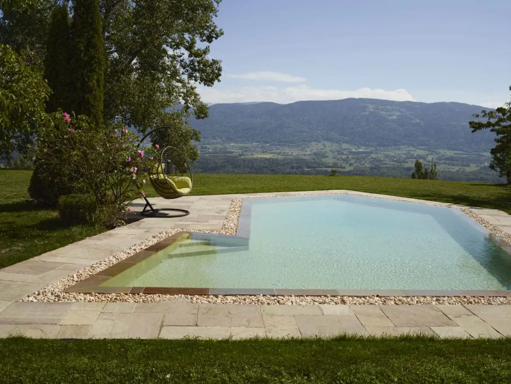 Piscine géométrique avec vue panoramique sur les montagnes à Ballaison en Haute-Savoie (74)
