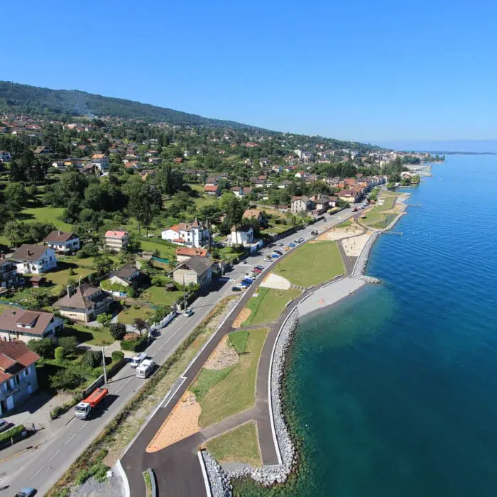 Vue aérienne des quais aménagés à Neuvecelle-Maxilly, avec promenade, espaces verts et lac Léman