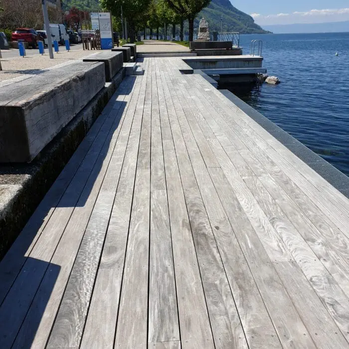 Terrasse en bois au bord du lac Léman à Saint-Gingolph