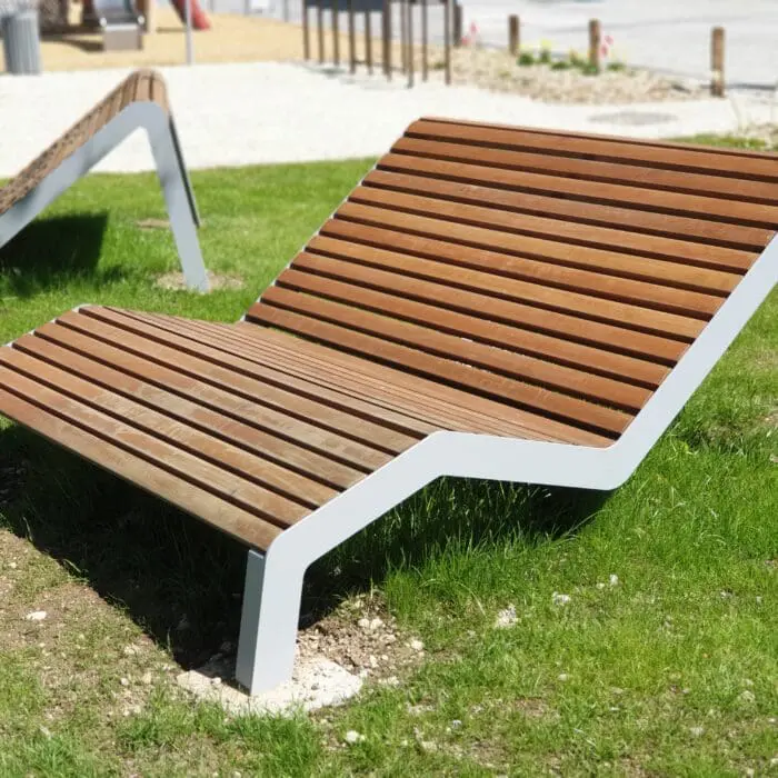 Banc design en bois sur les quais aménagés de Saint-Gingolph