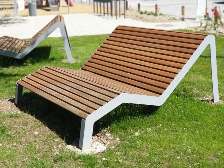 Banc design en bois sur les quais aménagés de Saint-Gingolph