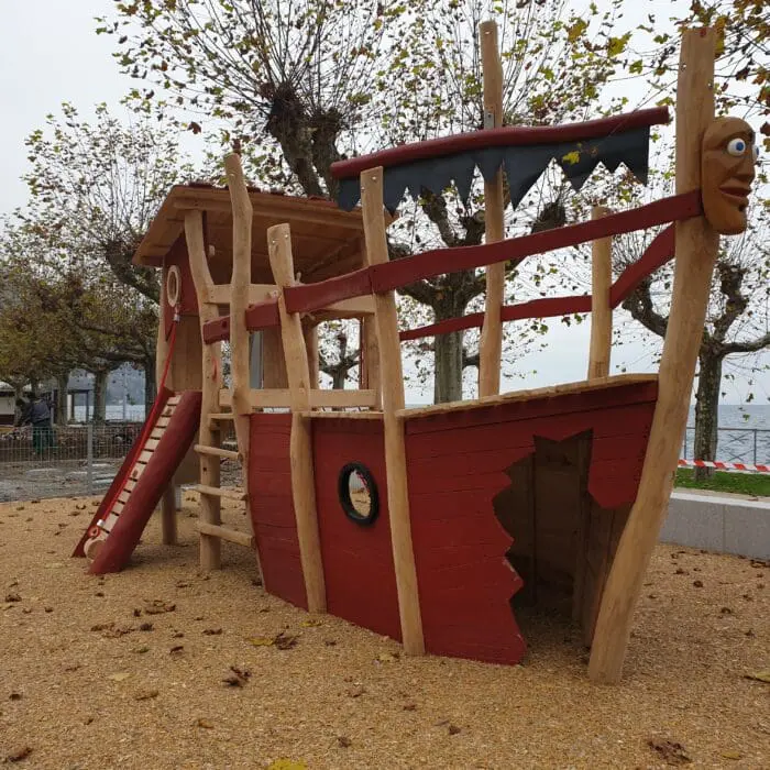 Aire de jeux en forme de bateau pirate sur les quais de Saint-Gingolph