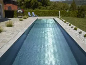 Piscine tout inox dans un jardin résidentiel en Haute-Savoie