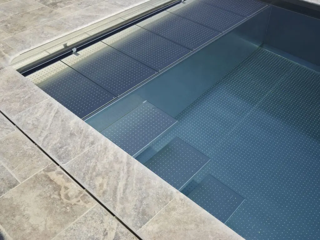 Escalier d'une piscine tout inox en Haute-Savoie