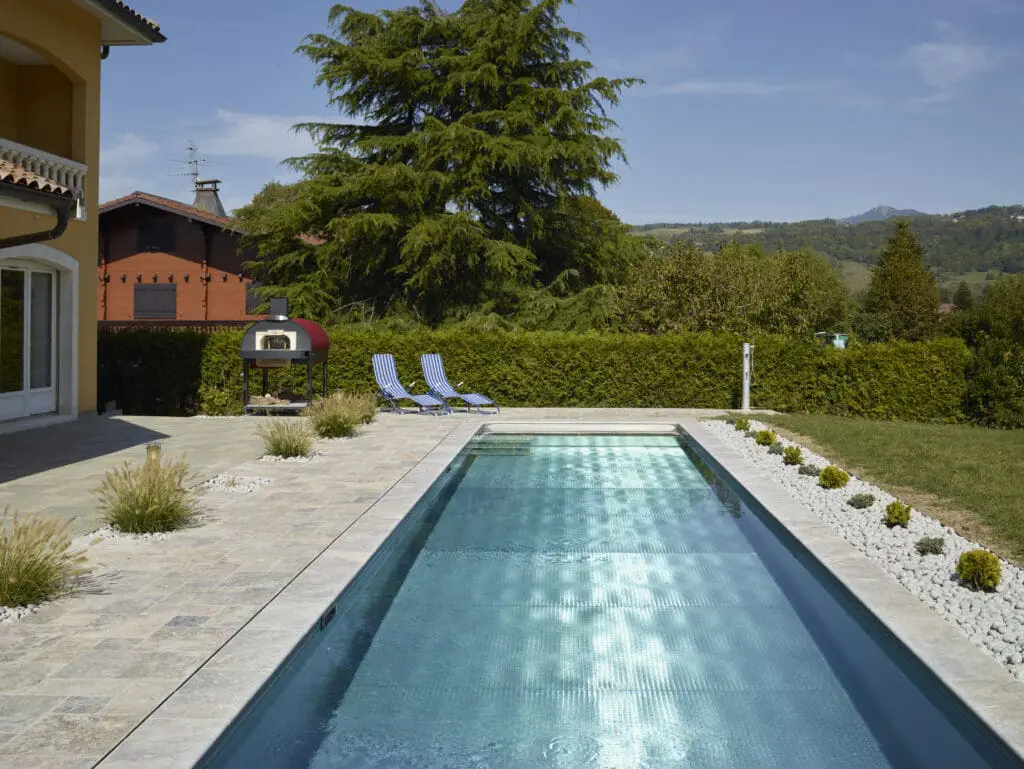 Piscine tout inox dans un jardin résidentiel en Haute-Savoie