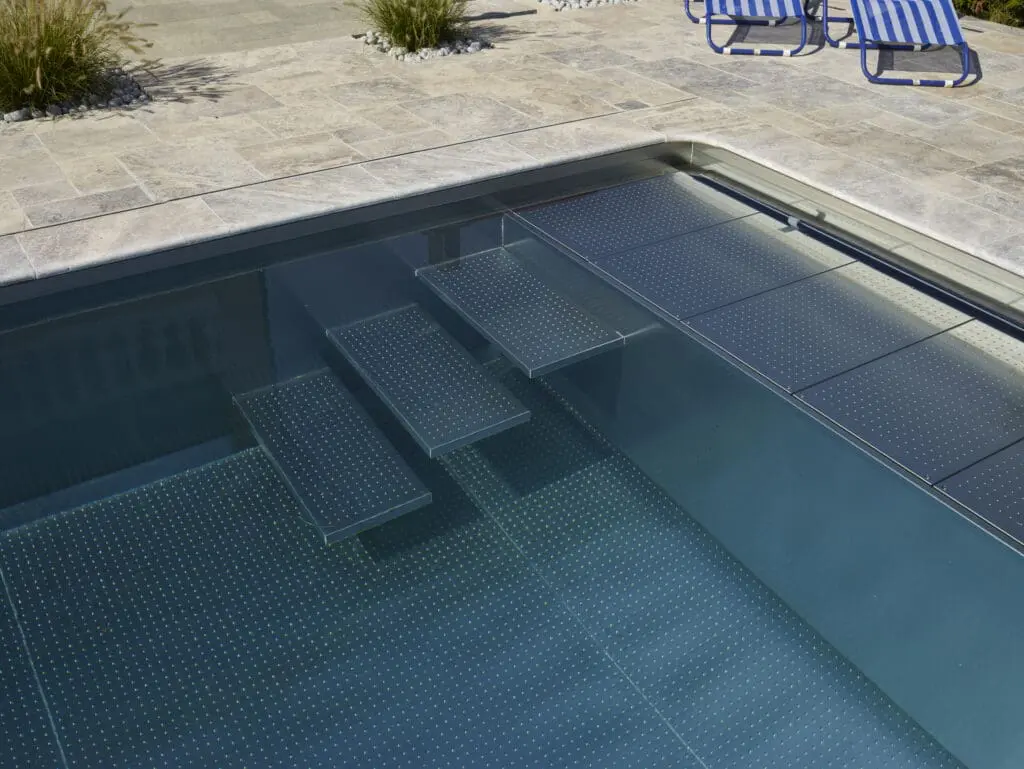 Escalier flottant de piscine tout inox avec margelle en pierre en Haute-Savoie