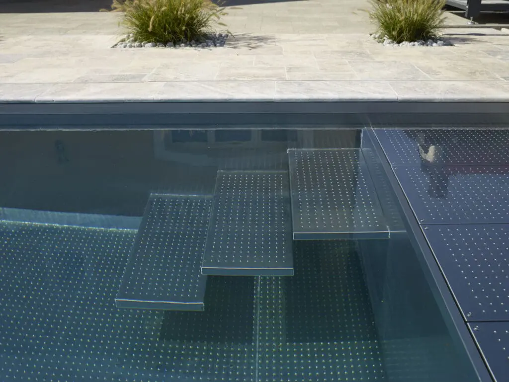 Escalier flottant de piscine tout inox en Haute-Savoie