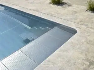 Escalier de piscine tout inox avec margelle en pierre en Haute-Savoie