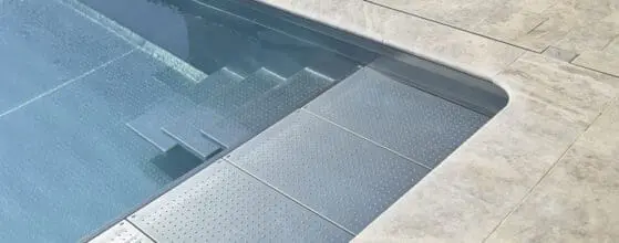 Escalier de piscine tout inox avec margelle en pierre en Haute-Savoie