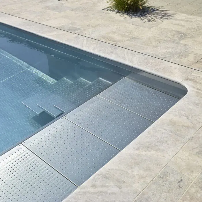 Escalier de piscine tout inox avec margelle en pierre en Haute-Savoie