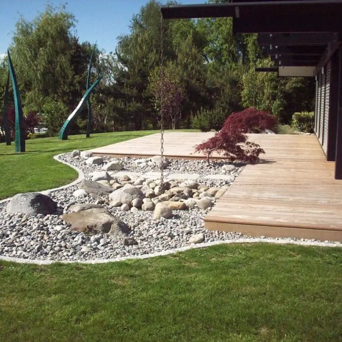 Jardin contemporain avec terrasse en bois, rocaille décorative et érable japonais entre Thonon et Évian en Haute-Savoie (74)