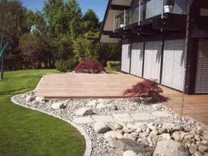 Terrasse en bois avec jardin paysager, graviers décoratifs et érable japonais entre Thonon et Évian en Haute-Savoie (74)