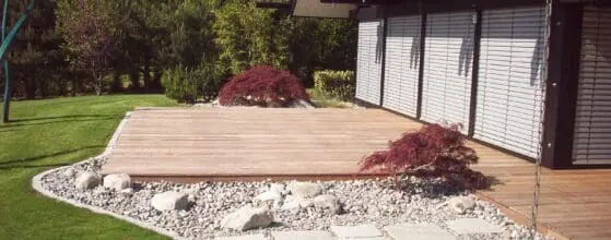 Terrasse en bois avec jardin paysager, graviers décoratifs et érable japonais entre Thonon et Évian en Haute-Savoie (74)