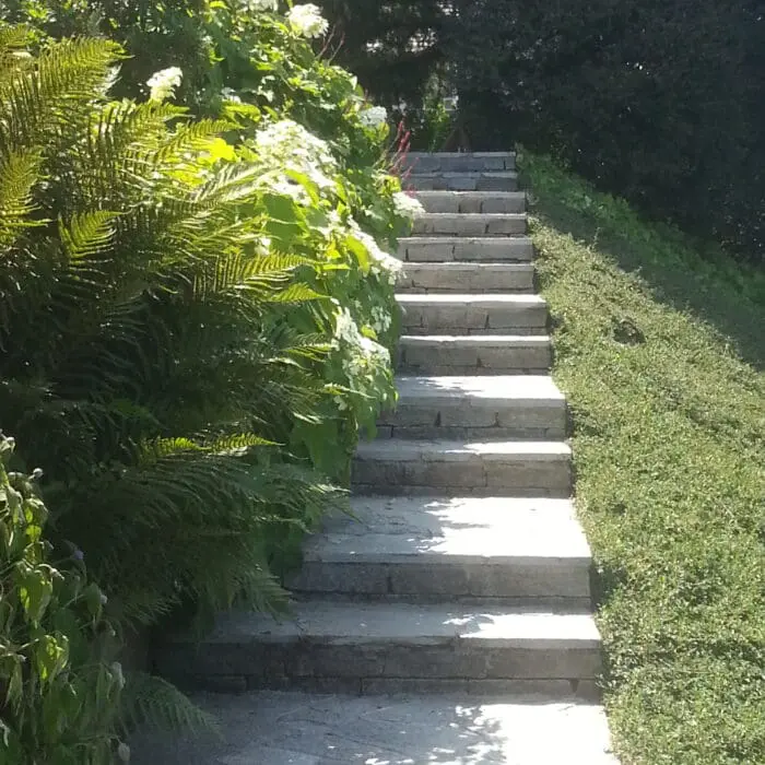 Escalier en pierre menant à un jardin luxuriant entre Thonon et Évian en Haute-Savoie (74)
