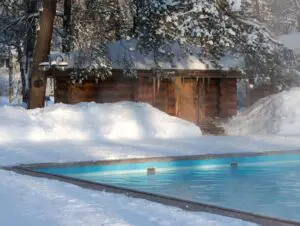 Piscine en hiver couverte de neige, située entre Évian et Thonon, réalisation par Pernollet Paysage