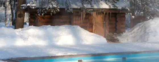Piscine en hiver couverte de neige, située entre Évian et Thonon, réalisation par Pernollet Paysage