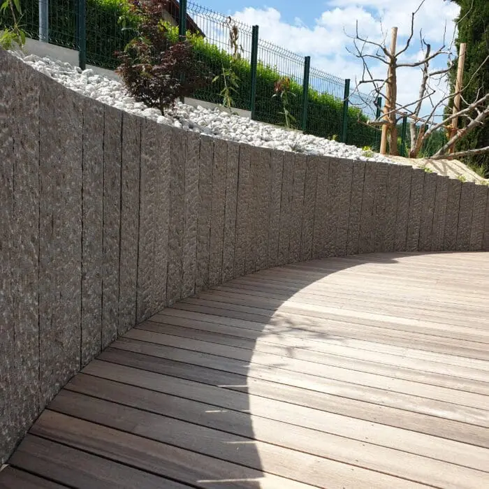 Terrasse en bois exotique et grès cérame avec vue sur un aménagement paysager, conçue par Pernollet Paysage à Publier.