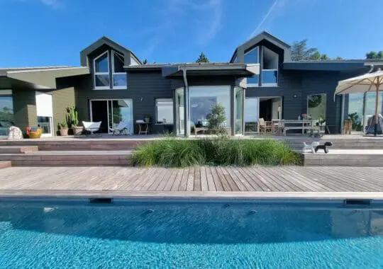 Conception et réalisation d’une piscine et des aménagements extérieurs à Neuvecelle