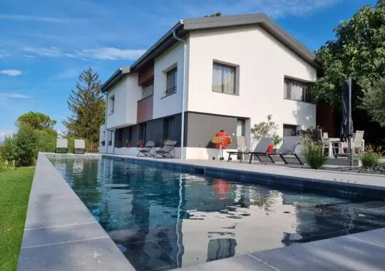 Conception et réalisation d’une piscine d’exception à Publier sur terrain en pente