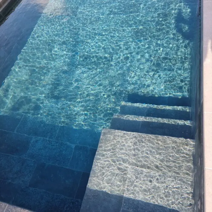Escalier immergé en grès céram dans une piscine contemporaine à Publier