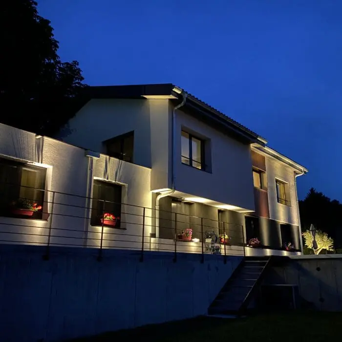 Éclairage architectural extérieur d'une villa à Publier la nuit