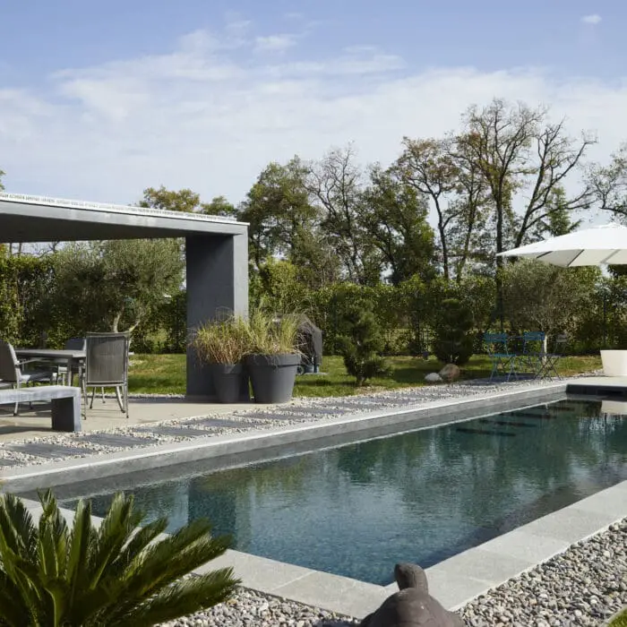 Piscine moderne avec poolhouse et douche solaire