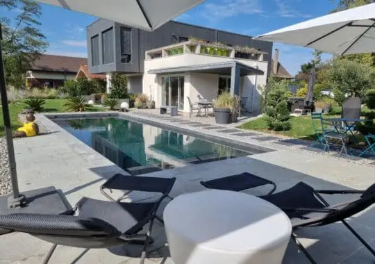 Conception d’une piscine sur mesure et réaménagement complet d’un jardin à Thonon-les-Bains