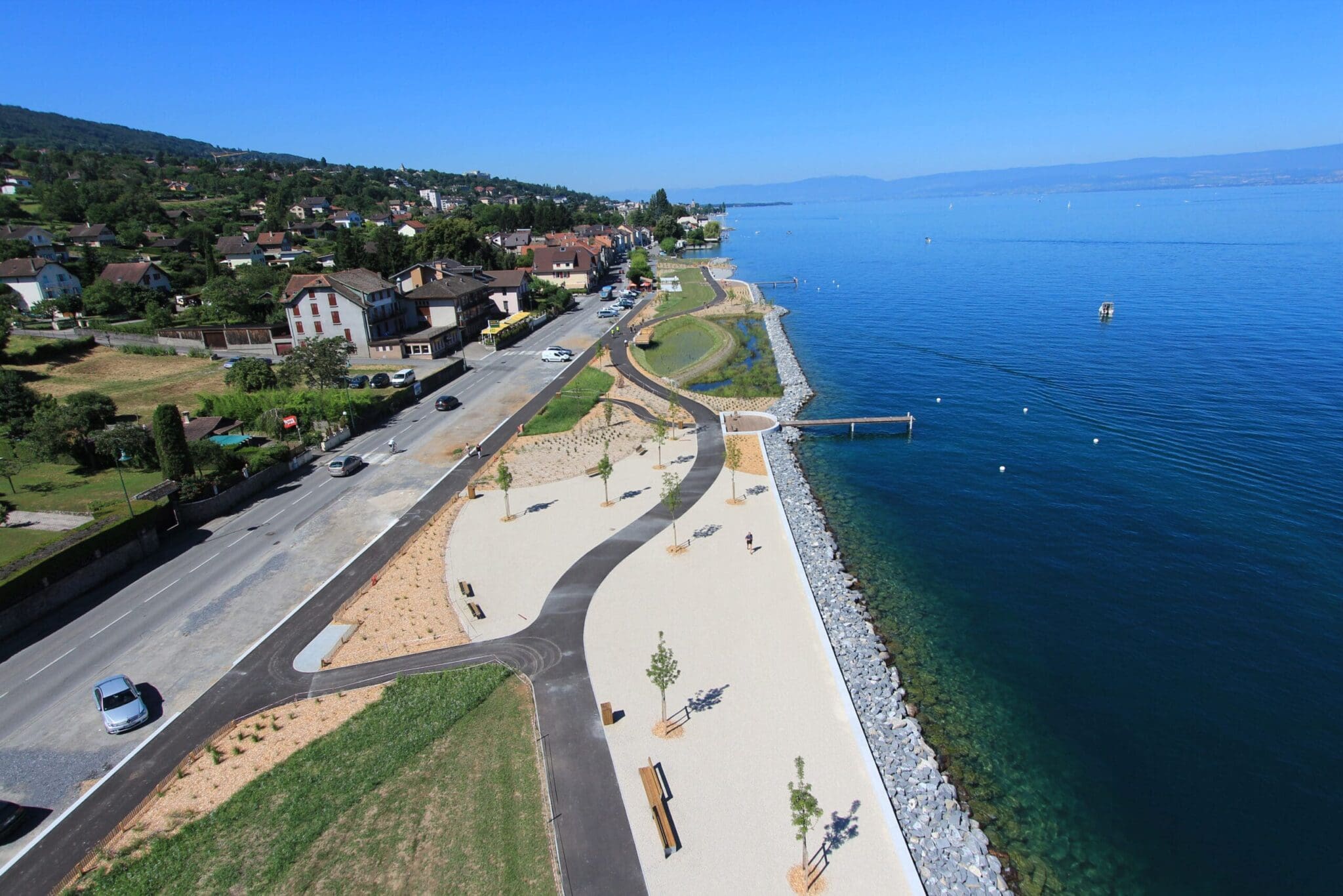 Vue aérienne des aménagements des quais à Neuvecelle-Maxilly, avec plage, espaces verts et lac Léman